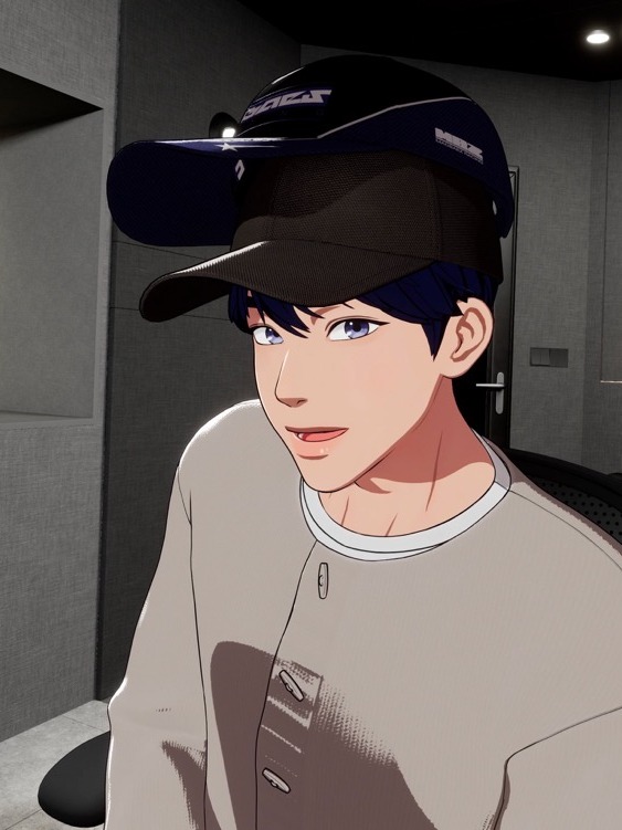 모자 두 개를 겹쳐 쓰고 웃는 예준