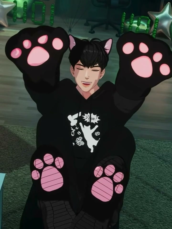 고양이 발 장갑을 들고 방바닥에 앉아 있는 영상